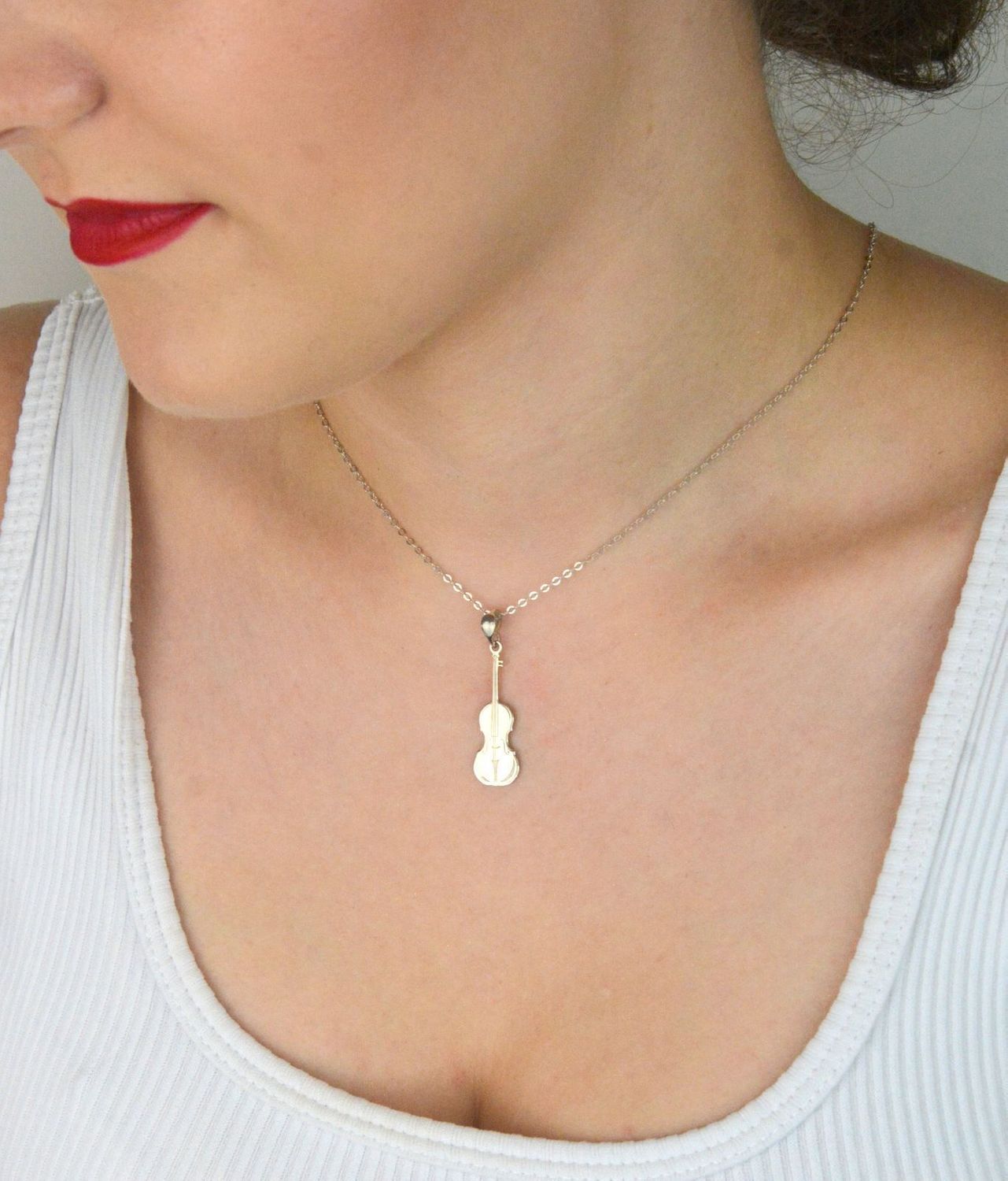 Naszyjnik srebrny próby 925 DIA-NSZ-NR2 R721-ROD-925 z zawieszką w kształcie skrzypiec. Długość 42+3 cm, zapięcie na karabińczyk. Idealny dla miłośniczek muzyki i oryginalnego stylu.1.jpg